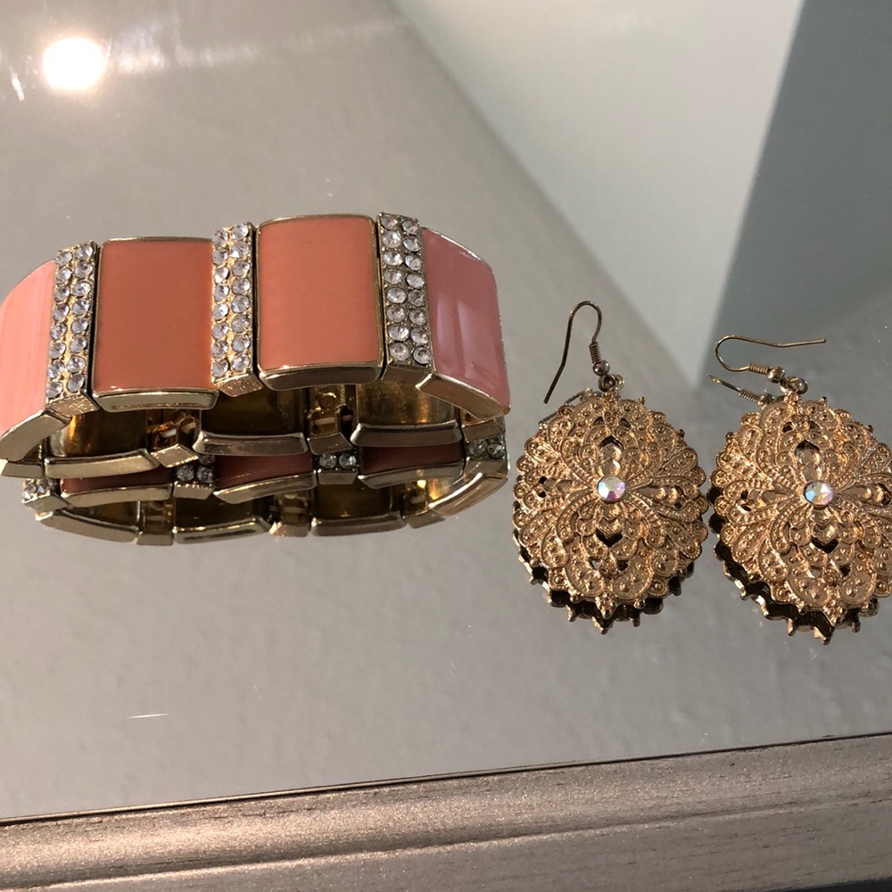 Bracelet and earring set. Gold/peach